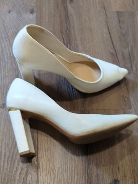 Andrew Marc Cream Block Heel Pointed Toe Pumps